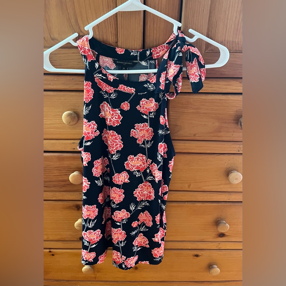 Women’s Banana Republic floral tank.